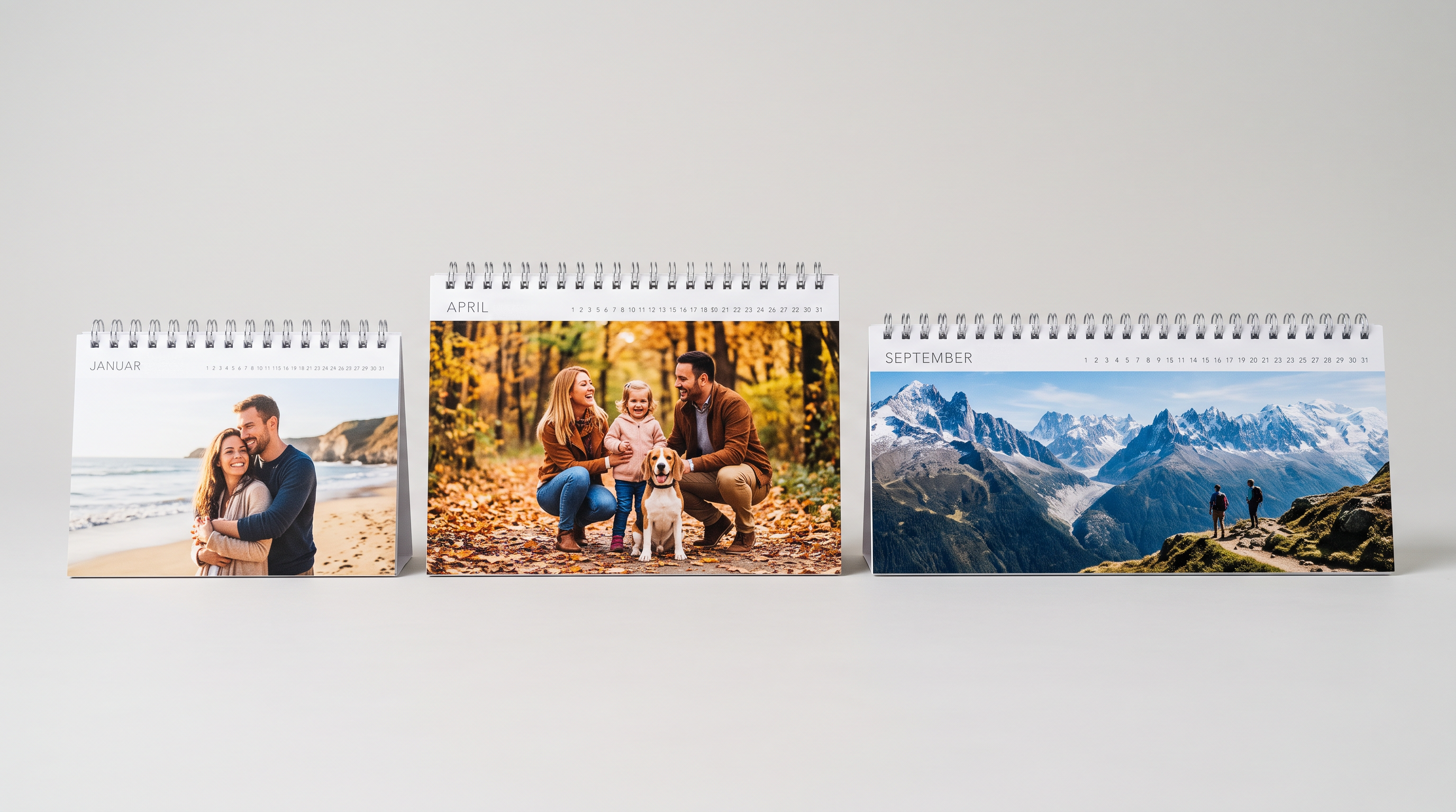 Drei aiPrints Tischkalender nebeneinander: kompaktes A6-Format, klassisches A5-Format und breites Panoramaformat, je mit eigenem Monatsmotiv